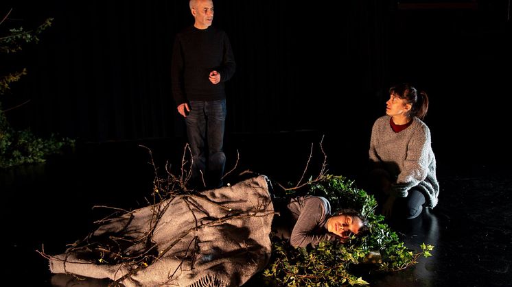 Fra «Ways of Seeing». Pia Maria Roll/Hanan Benammar/Sara Baban/Marius von der Fehr. Foto: Leif Gabrielsen / Black Box teater