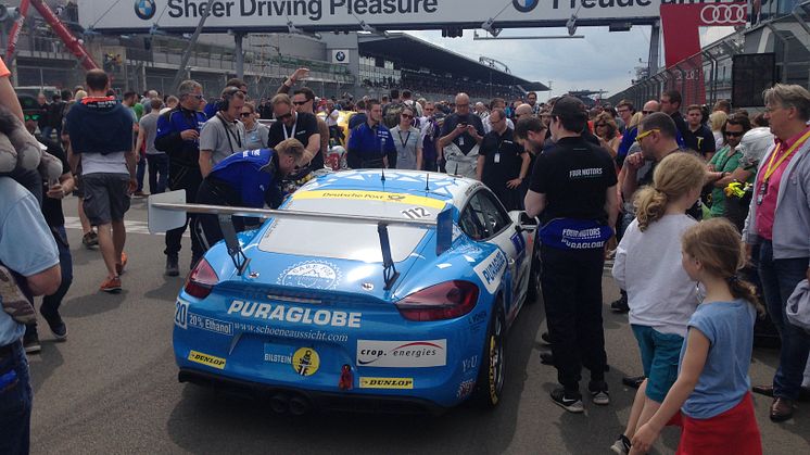 Porsche Cayman GT4 med Puraglobe på rakan innan start.