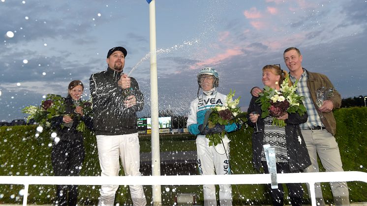 Daniel Redén sprutar champagne i vinnarcirkeln