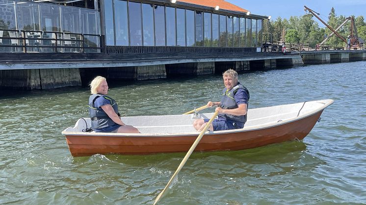 Låna roddbåt i Axmar bruk vid Axmar Brygga - porten till Norrlands skärgård mellan Gävle och Söderhamn. 