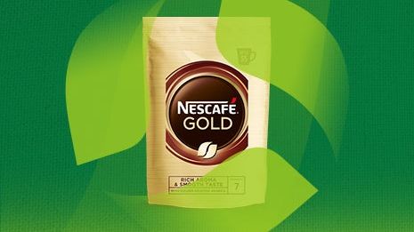 Nescafé kommer nu med Nescafé Gold i en refill softpack-emballage af monomateriale – dvs. helt igennem lavet af kun én type plastik. Materialet er derfor nu designet til genanvendelse, fordi det kan affaldssorteres som plastik.