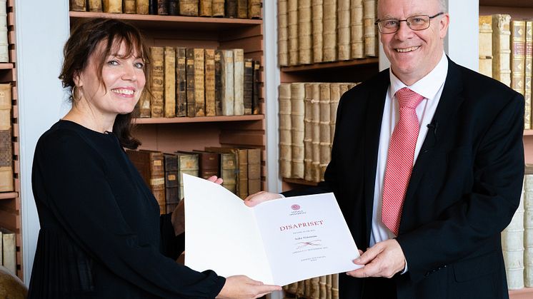 Professor Sofia Näsström tar emot Disapriset av Uppsala universitets rektor Anders Hagfeldt. Foto: Marcus Holmqvist.