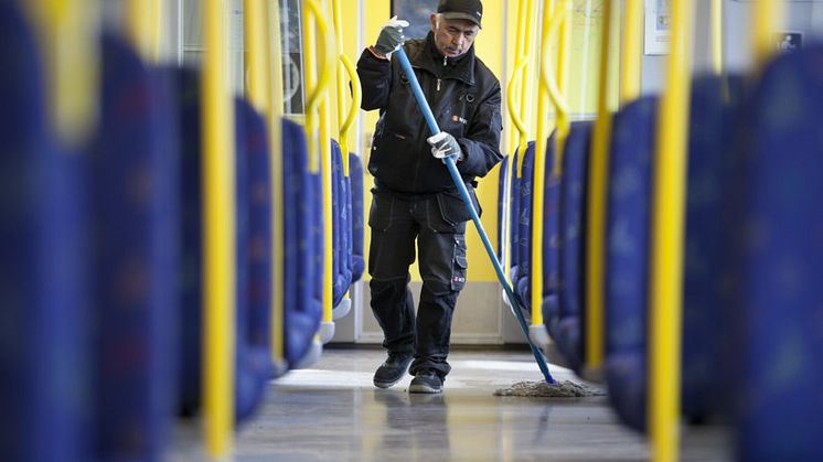 MTR Tunnelbanan har beslutat att utföra städning och klottersanering av vagnar och depåer i egen regi. (Foto: MTR)