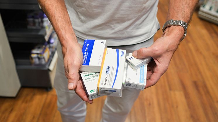 STORE KONSEKVENSER: I forbindelse med den europeiske Antibiotikadagen 18. november, ønsker Vitusapotek å sette fokus på viktigheten av å levere inn ubrukt antibiotika og medisiner til apotek. Antibiotika som kastes i søpla kan få store konsekvenser. 