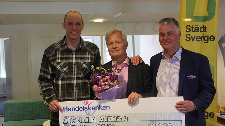 Lars Erik Göstas, vinnare av 2016 års Ledarstipendium flankeras av Björn Ferry (t.v),  ambassadör Städa Sverige och Bengt Jönsson, Ordförande Städa Sverige.