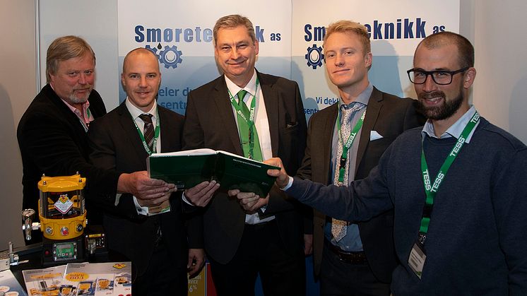 Fornøyde avtalepartnere. Fra Venstre: Trygve Schlytter og Eirik Schlytter fra Smøreteknikk, Nils Lauvlid, TESS Øst, Kristoffer Schlytter og Bjørnar H Melbye, Smøreteknikk.