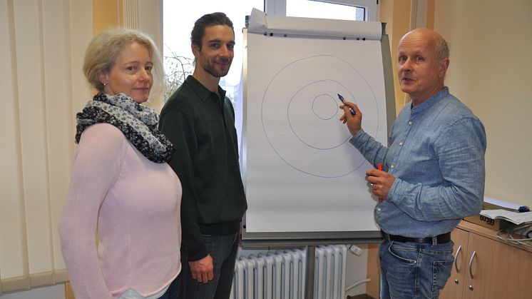 Die duale Ausbildung PIA für Erzieher und Heilerziehungspfleger an der Hephata-Akademie für soziale Berufe. Auf dem Bild (von links) die beiden Fachschüler Betina Ludwiczak und Maximilian Patzer mit Matthias Epperlein-Trümner von der Hephata-Akademie