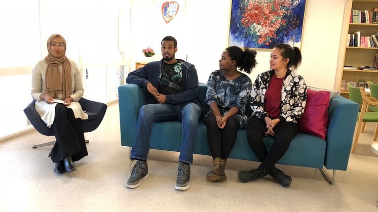 SOFASAMTALE: De unge frivillige Sahal, Bassa og Agnes i sofasamtale hos Stovner frivilligsentral