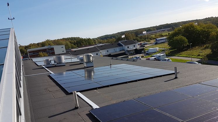 Del av Brf Bovieran Haninges solcellsanläggning. Totalt för alla föreningar installeras ca 1 400 solcellspaneler 