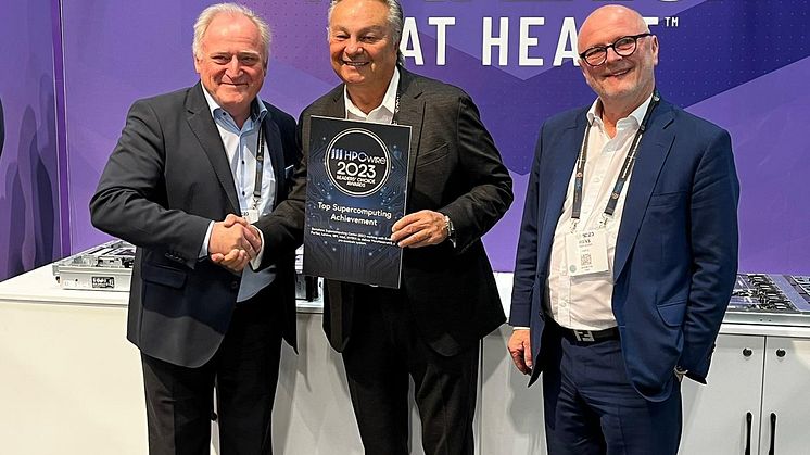 CO-CEO Hugo Falter (links) nimmt gemeinsam mit CFO Hans Kilger (rechts) den Award entgegen. 