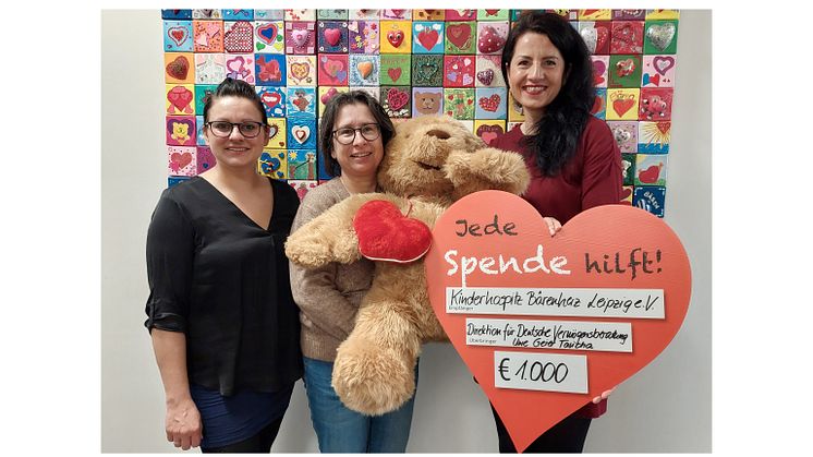Anika Döhring und Andrea Sander, Mitarbeiterinnen ﻿der Geschäftsstelle Taucha, übergaben die Spende an Kerstin Stadler (mittig) vom Kinderhospiz