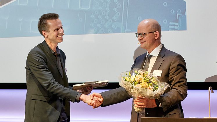 NIels B. Larsen (t.v.) fik overrakt prisen af komiteens formand Niels Chr. Nielsen (t.h.).
