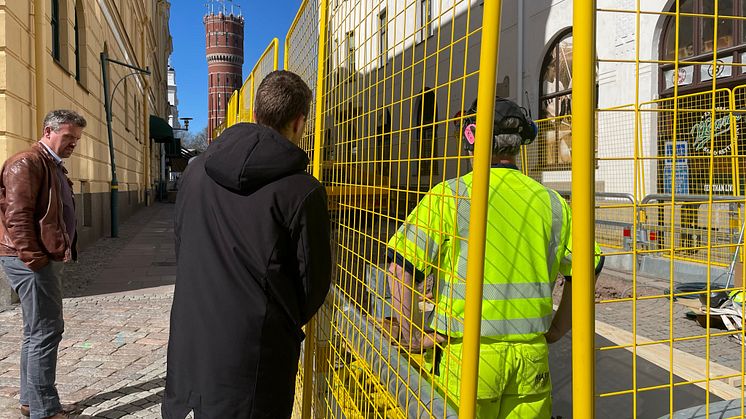 Robert Dahlström och Anton Johansson, Kalmar kommun vid Västra Vallgatan, den första av sex platser som ska få höj- och sänkbara fordonshinder.
