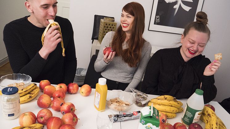 Delar av arbetsgruppen från Berghs testar konceptet själva. Från vänster: Fredrik Rylander, Sabina Beldelius och Rebecca Rendahl