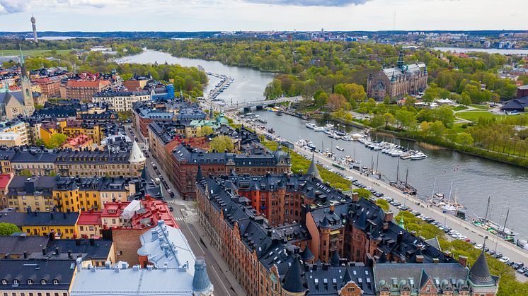I Stockholm, där många trender på bostadsmarknaden börjar, planar prisfallet på bostäder nu ut.