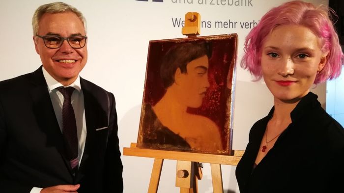 Ulrich Sommer gratuliert Klara Virnich, der Gewinnerin des apoBank-Stipendiums. (Foto: apoBank)