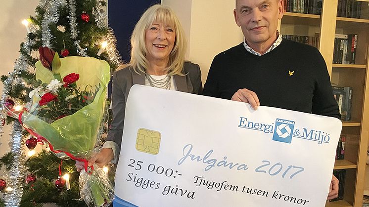 Ursula Ekman tar emot gåvochecken från Leif Lundell. 