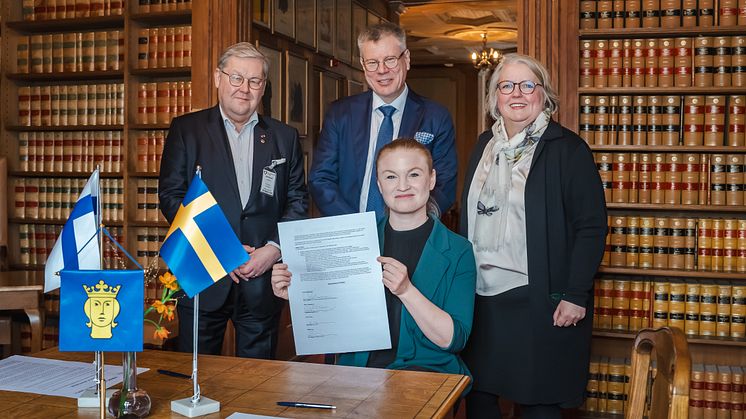 MoU:t signerat. Fr vä: Jan Hanses vd Viking Line, Jan Söderholm vd Åbo Hamn, Clara Lindblom (V) ansvarigt borgarråd Stockholms Hamnar och Magdalena Bosson, vd Stockholms Hamnar. Foto: Stockholms Hamnar/Joacim Clarin 