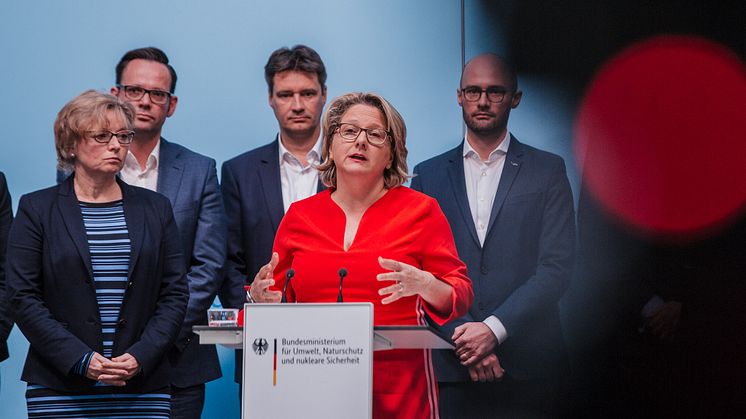 Bundesumweltministerin Svenja Schulze traf sich u.a. mit Vertretern großer Handelsunternehmen zum Dialog zur Vermeidung überflüssiger Verpackungen  ©BMU/Sascha Hilgers