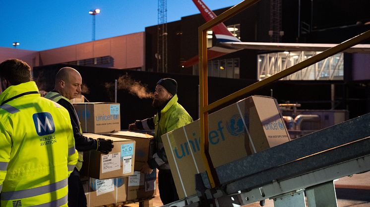 Norwegian och UNICEF lastar på nödhjälp