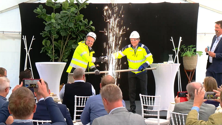 Till vänster Sezgin Kadir vd Kraftringen och till höger Olof Dahlgren fabrikschef Nordic Sugar.