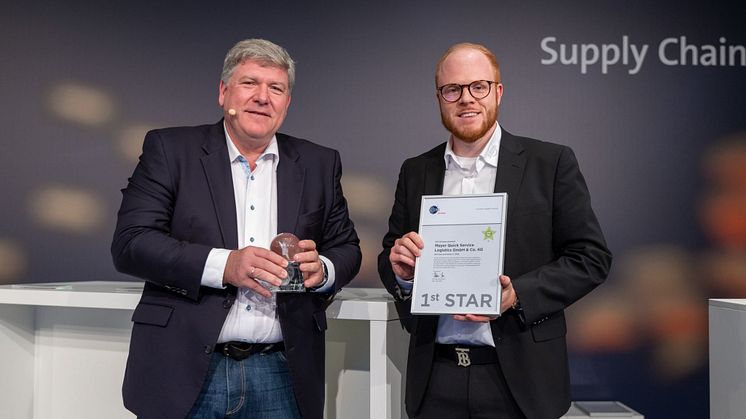 Verleihung des "Lean and Green 1st Stars": Thomas Fell/GS1 Germany (li.) und Sebastian Schiller/Quick Service Logistics (re.)
