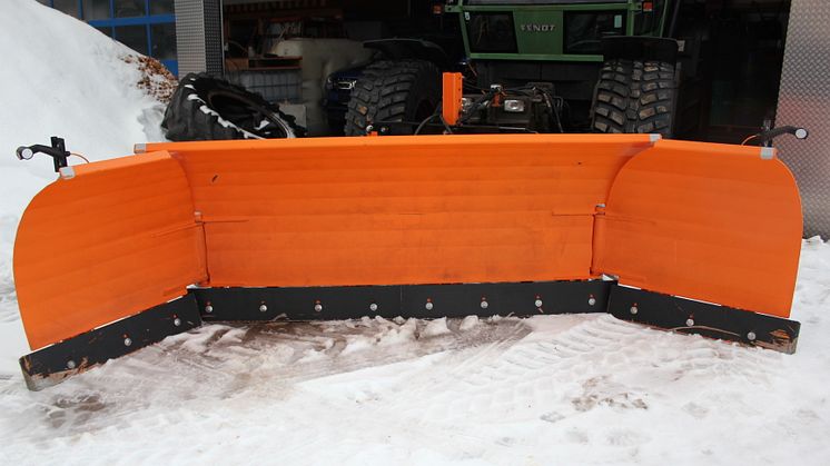 Der U-Schneepflug ist für Winterdienste und Lohnunternehmer entwickelt worden, die auf Großflächen jeglicher Art Schnee räumen.