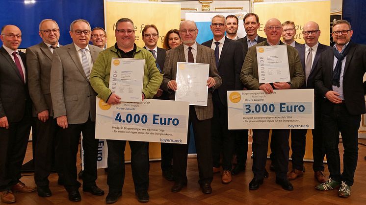 Zum fünften Mal hat das Bayernwerk den mit Unterstützung der Regierung der Oberpfalz ins Leben gerufenen Bürgerenergiepreis Oberpfalz vergeben.Die Preisträger kommen aus den Landkreisen Cham, Neustadt an der Waldnaab und Amberg-Sulzbach.