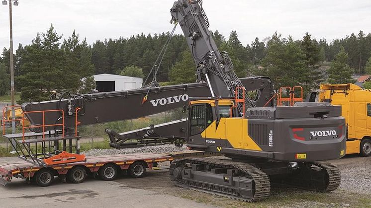 Volvo EC480E High Reach lastar en rivningsbom