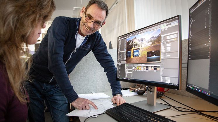 Produktansvarlig Steinar Nilsen gleder seg over å se 3D spillutvikler Amanda Westrum van Tils levendegjøring av arbeidssituasjoner han kjenner seg igjen i. Foto: Trainor AS