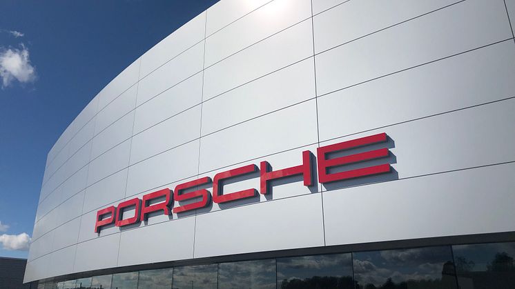 Porsche Center Danderyd värms upp helt med golvvärme.