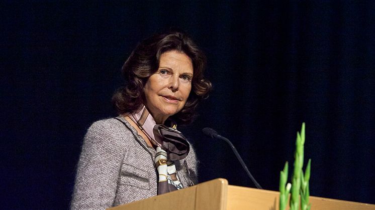 Drottningen efterlyser mer kunskap om anhörigas situation och behov