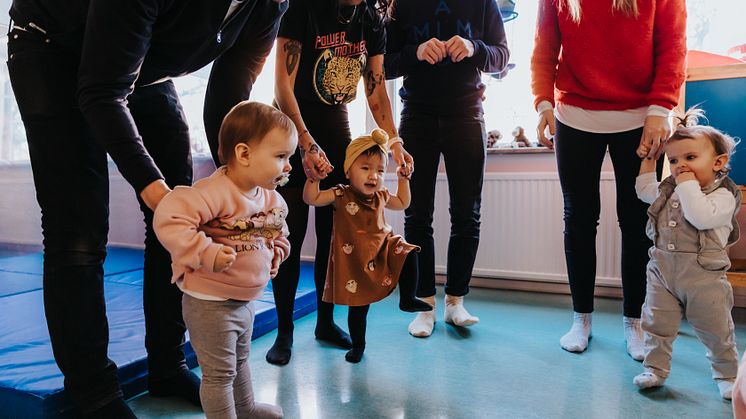 På en familjecentral finns det viktigaste för barn och föräldrar samlat under samma tak. Förutom öppen förskola finns barnhälsovård (BVC), barnmorskemottagning och familjerådgivare.