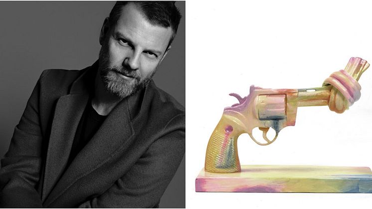 Acne Studios Jonny Johansson och hans designade non-violence skulptur.