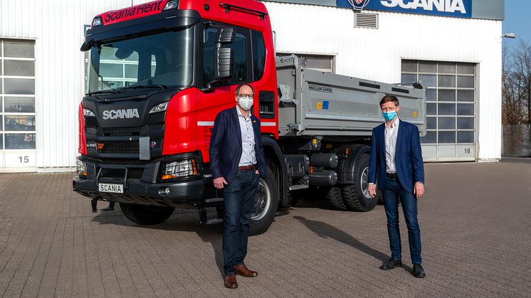 Herr Bareth, OEM Account Manager MEILLER und Marius Leder, Leiter Scania Rent Deutschland und Österreich (v.l.) bei der Übergabe.