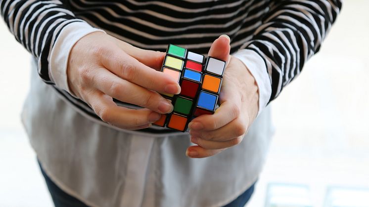 Världsmästare tävlar i Rubiks kub på Innovatum