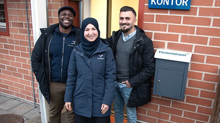 Victoriahems personal Degaull Nwadinkpa, förvaltningskoordinator, Suad Redha, uthyrare och Shivan Abdullah, förvaltare, hälsar alla hyresgäster i Bergsjön välkomna till den nya bobutiken.
