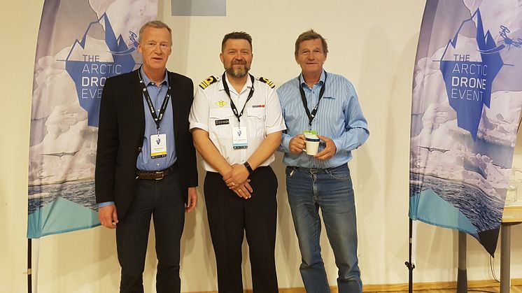 Fra venstre: Terje Kristensen (Direktør UAV Andøya Space Center), Kapteinløytnant Stein Magne Eidissen (Kystvakta), Salve Dahle (Direktør Akvaplan-niva). Foto: Akvaplan-niva/Trude Borch