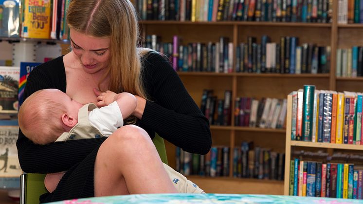 lucy-breastfeeding-ashton-in-the-library-at-gamlingay-eco-hub-landscape