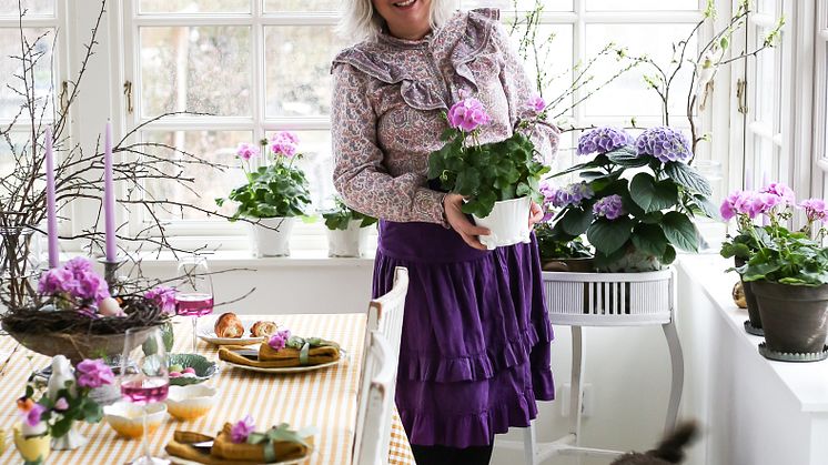 I år dukar Hanna Wendelbo upp sitt påskbord med Lavina. Foto: Blomsterfrämjandet/Hanna Wendelbo