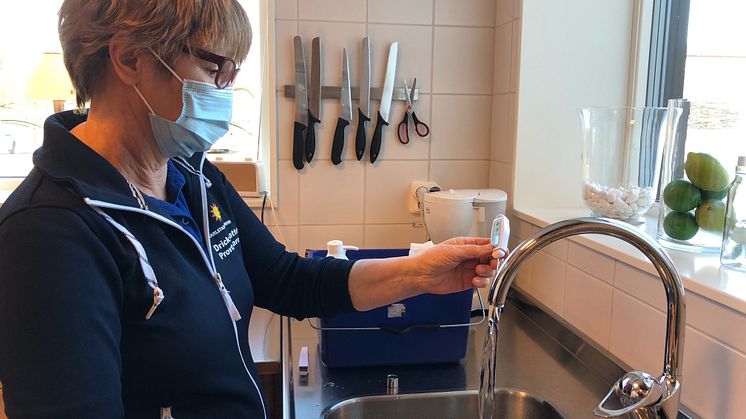 Maria Röjder provtar vatten.jpg