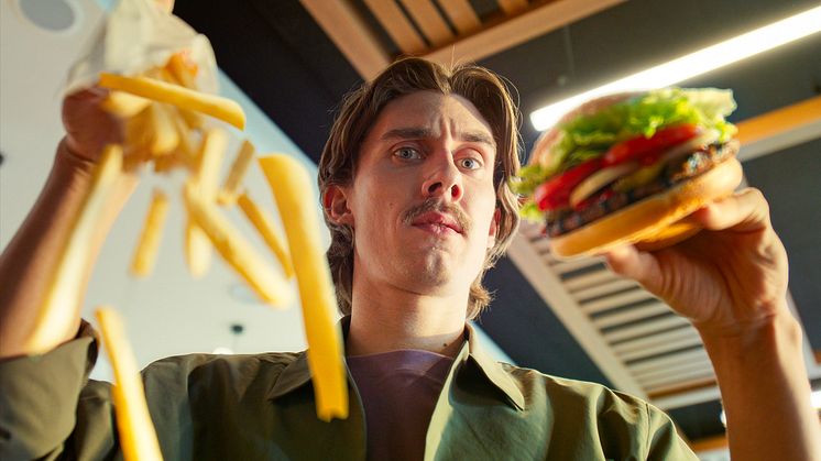 Burger King går i luften med ny kampagne: Inviterer danskerne ind imellem bollerne