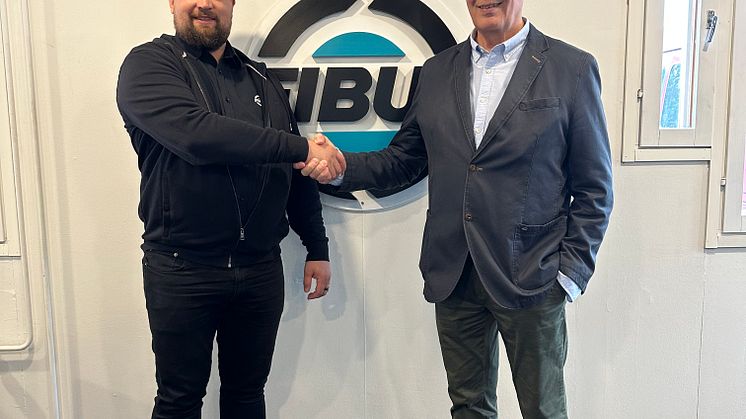 Iveco Busin väistyvä välittäjä Risto Laurila (oik) on hyvillään siirtämässä vastuun Iveco Busin Suomen edustuksesta Fibusin toimitusjohtajalle Timo Haarani