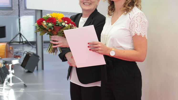 TH-Präsidentin Prof. Dr. Ulrike Tippe (l.) überreichte die Auszeichnung.