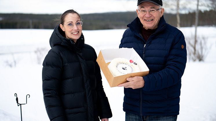 Hanna Hardell från Norrmejerier överraskar Årets Norrlandsvisionär 2022, Lars Forslund, med den glada nyheten och en gräddtårta.
