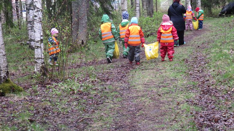 Förskolan Uven vann pris för deltagande i skräpplockardagarna