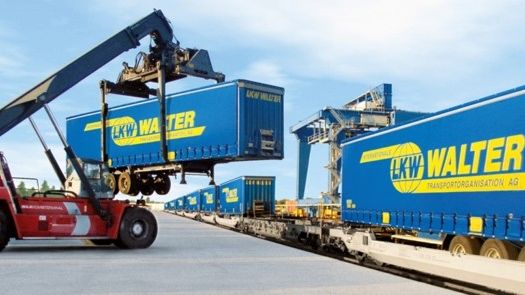 Combo-rail kallas transportsättet där hela lastbilstrailers lyfts på järnvägsgodsvagnar.