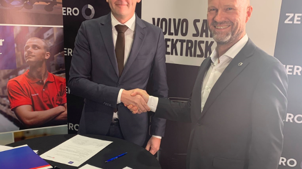Kontrakten signeres av Knut Eriksmoen, CEO Schenker AS (venstre), og Gunnar Brattli, director commercial sales Volvo Norge.