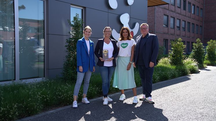 von links nach rechts - "tierisch engagiert"-Verantwortliche Theresa Spenrath, Gewinnerin des Goldenen Fressnapfs 2024 Dr. Katrin Wontorra, "tierisch engagiert"-Botschafterin Jana Ina Zarrella, Präsident des Deutschen Tierschutzbundes Thomas Schröder