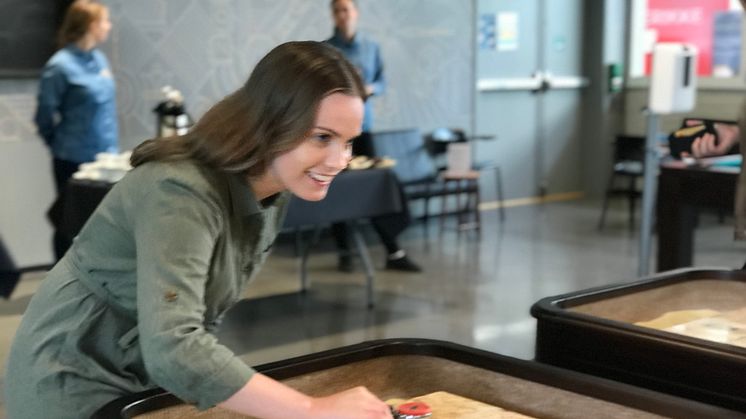 Runa Kristine Fiske, leder i  Studentparlamentet ved UiO, var med å markere den offisielle åpningen av Union Blindern med shuffleboard.